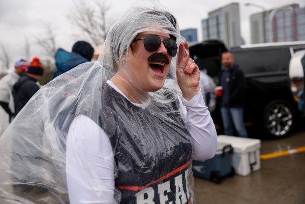 Jacki Papesh tailgates in the rain before the Chicago Bears play the New Orleans Saints at Soldier Field Sunday Oct. 19, 2025 in Chicago. (Armando L. Sanchez/Chicago Tribune)