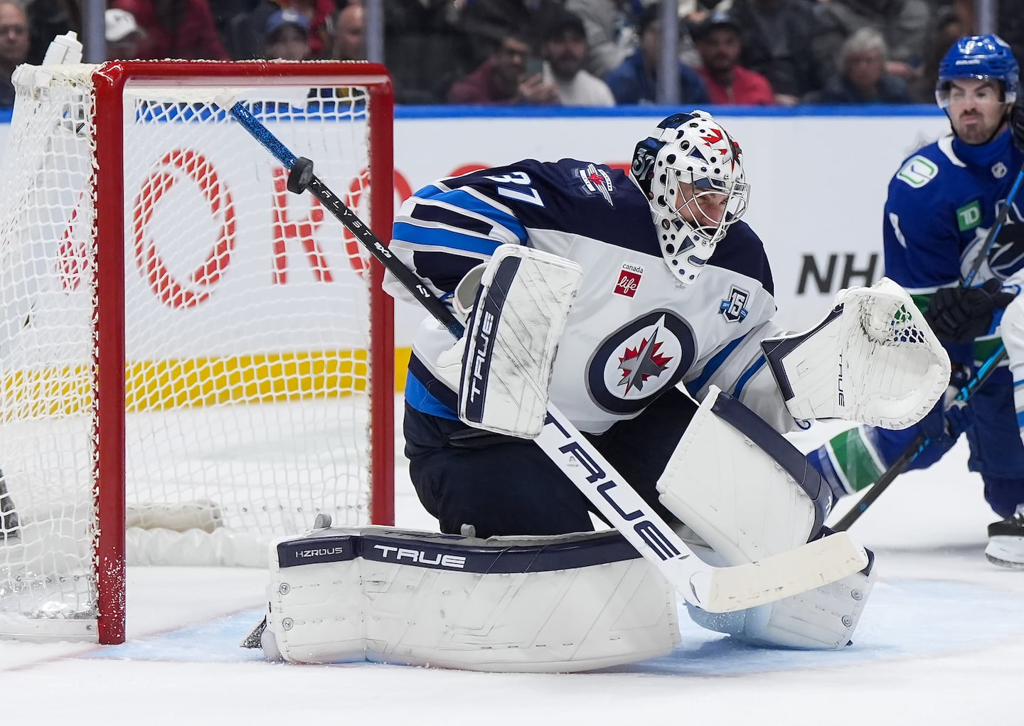 Jets goalie Connor Hellebuyck will undergo an arthroscopic procedure on his knee and is expected to miss 4-6 weeks.