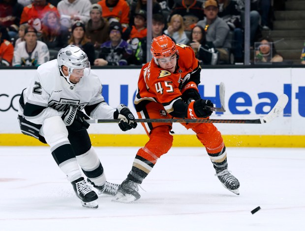 The Ducks’ Beckett Sennecke, right, attempts a shot in front...