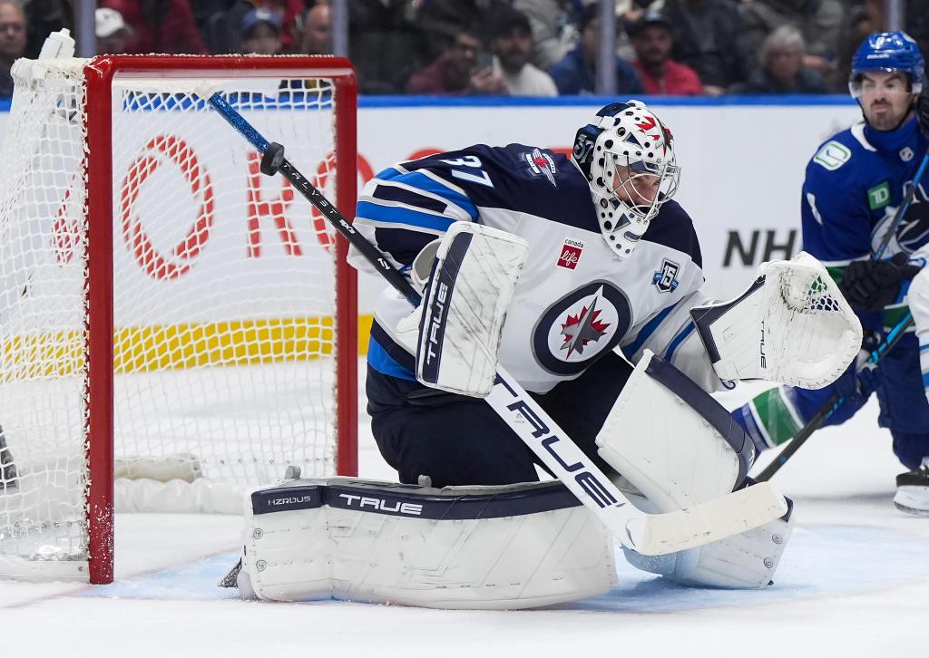 Jets goalie Hellebuyck to undergo arthroscopic procedure on his knee and miss 4 to 6 weeks – Baltimore Sun