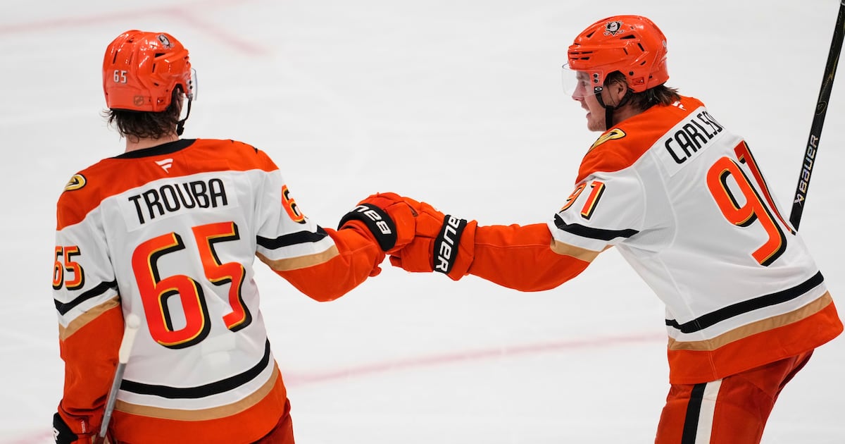 Leo Carlsson’s short-handed goal in third period helps Anaheim Ducks rally to beat Dallas Stars