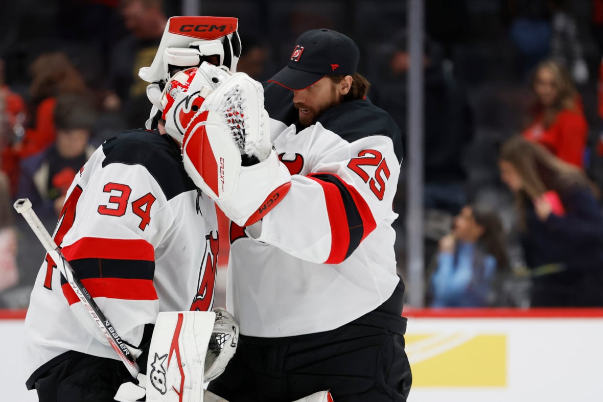 How the Devils Should Handle the Evident Goalie Controversy