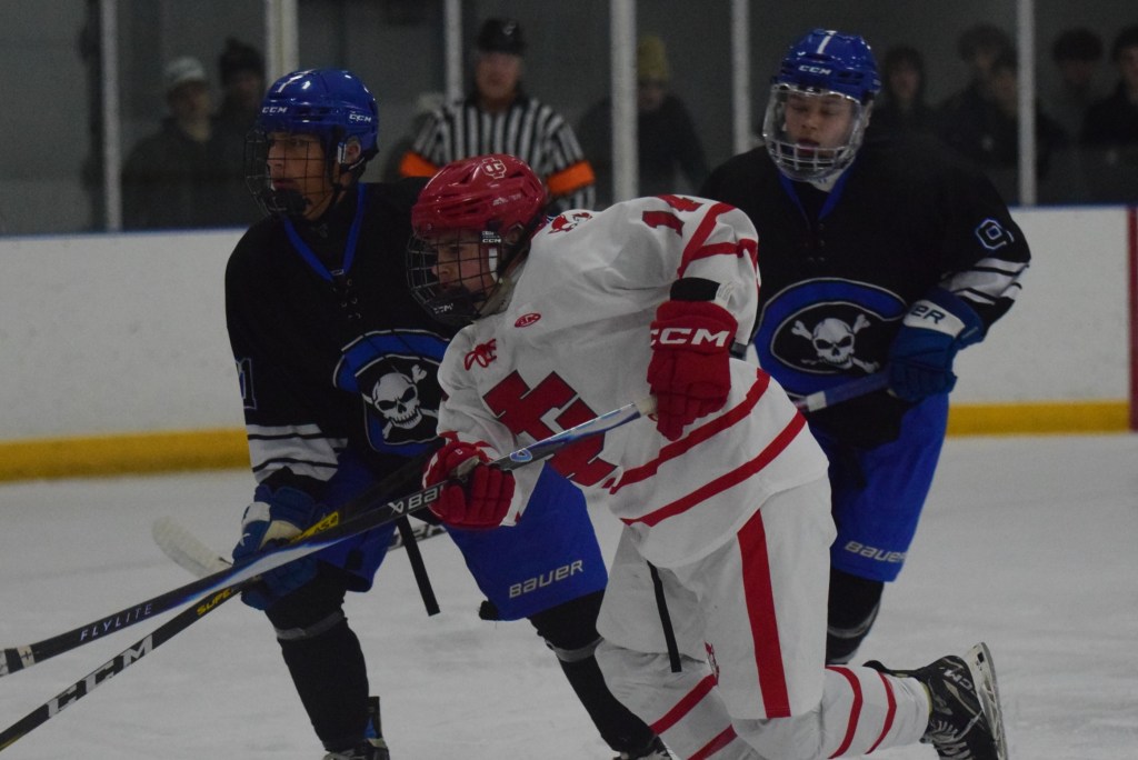 Carlson, Grosse Ile play to tie in annual Thanksgiving Eve hockey rivalry clash – The News Herald