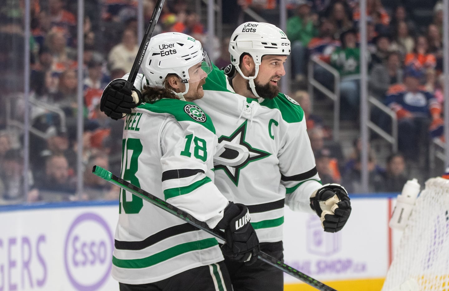Jamie Benn (right) celebrates his 400th career goal with Sam Steel during the first period of Tuesday's win over the Oilers.