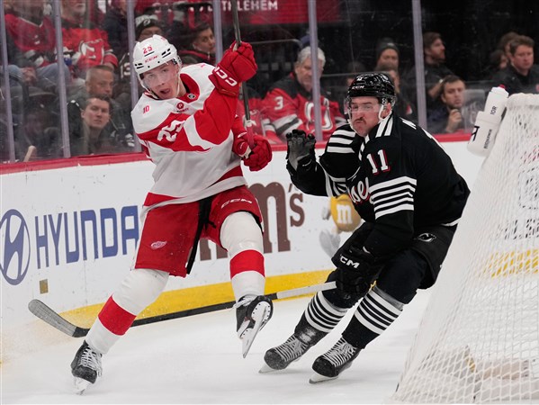 Devils snap losing streak with 4-3 win over Red Wings