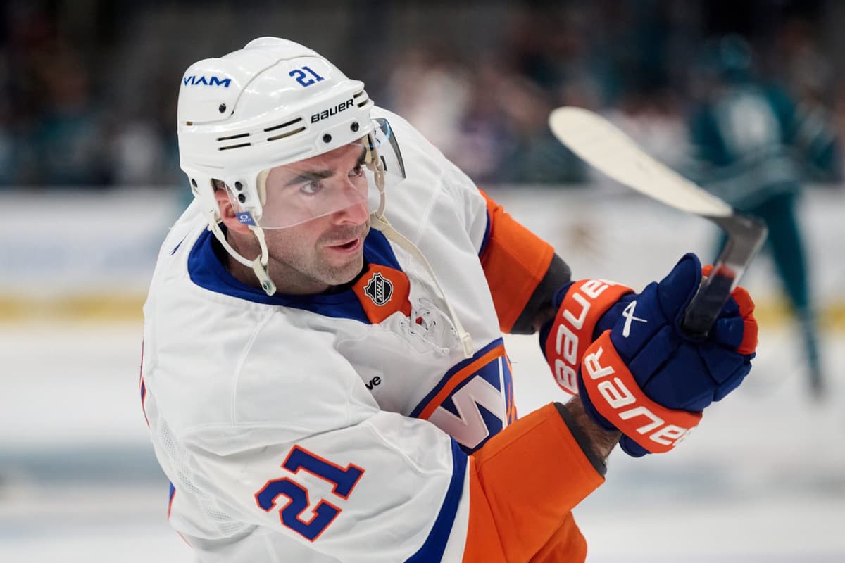 Islanders’ Kyle Palmieri leaves game against Flyers with lower-body injury
