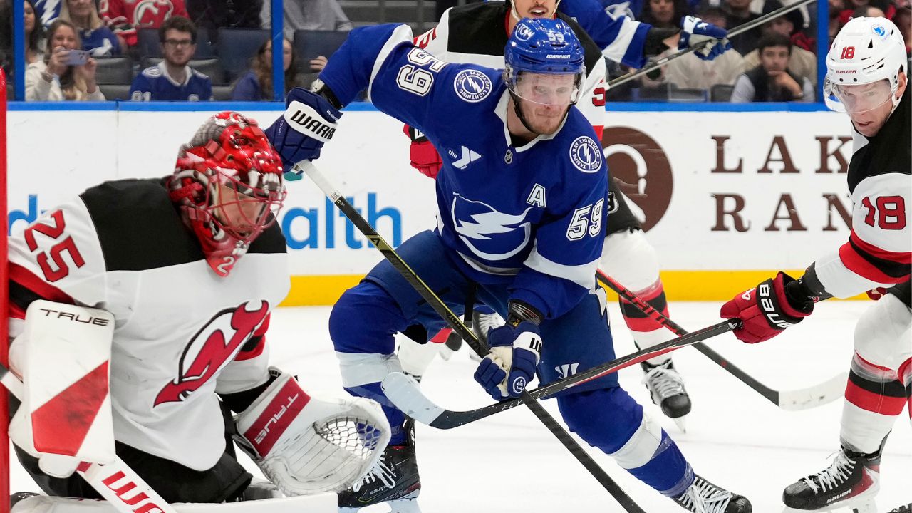 Guentzel gets eighth career hat trick to help Lightning over Devils
