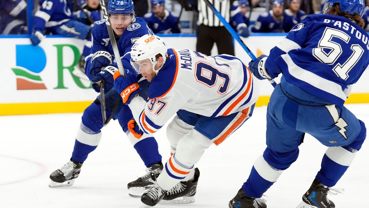 Oilers blow late lead, fall to Lightning in OT