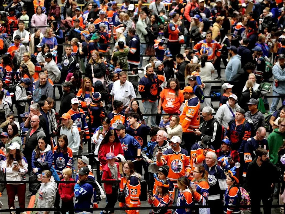 Fans line up for an autograph from the Edmonton Oilers’ Connor McDavid during a team autograph session at West Edmonton Mall on Wednesday, Oct. 23, 2024.