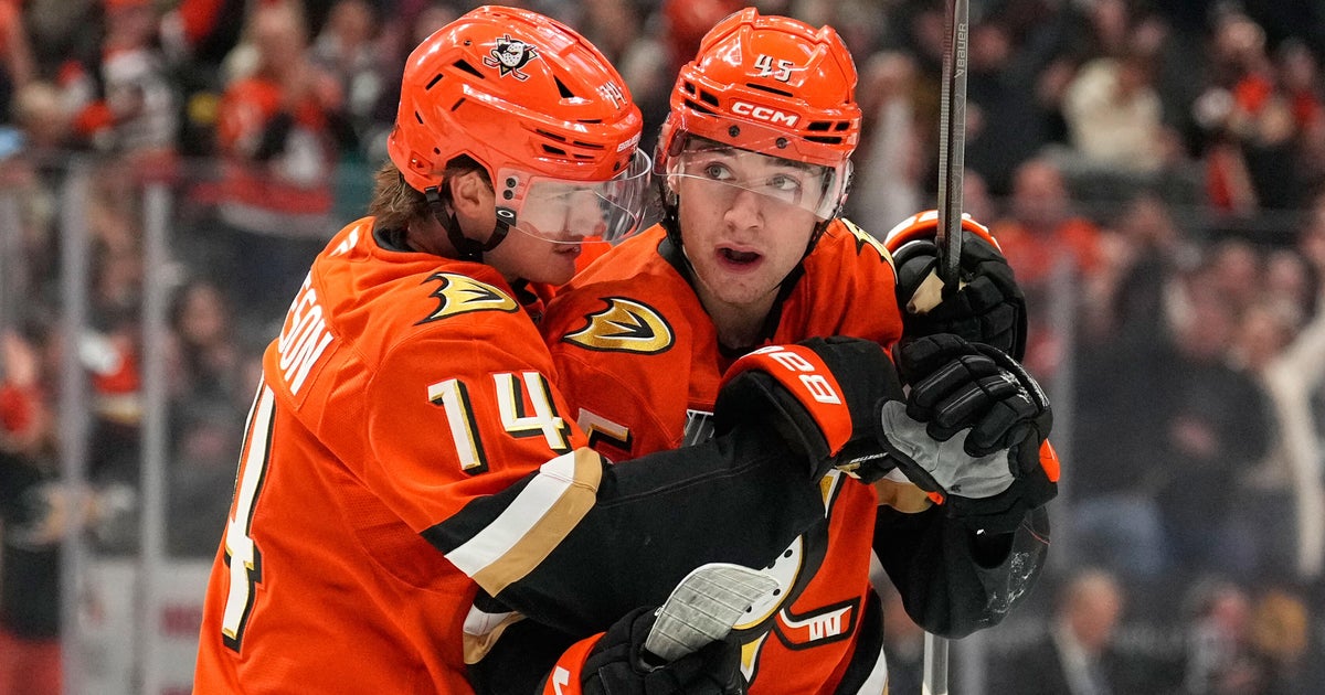 Sennecke, Carlsson each score twice in surging Ducks' 7th straight win, 4-1 over Jets