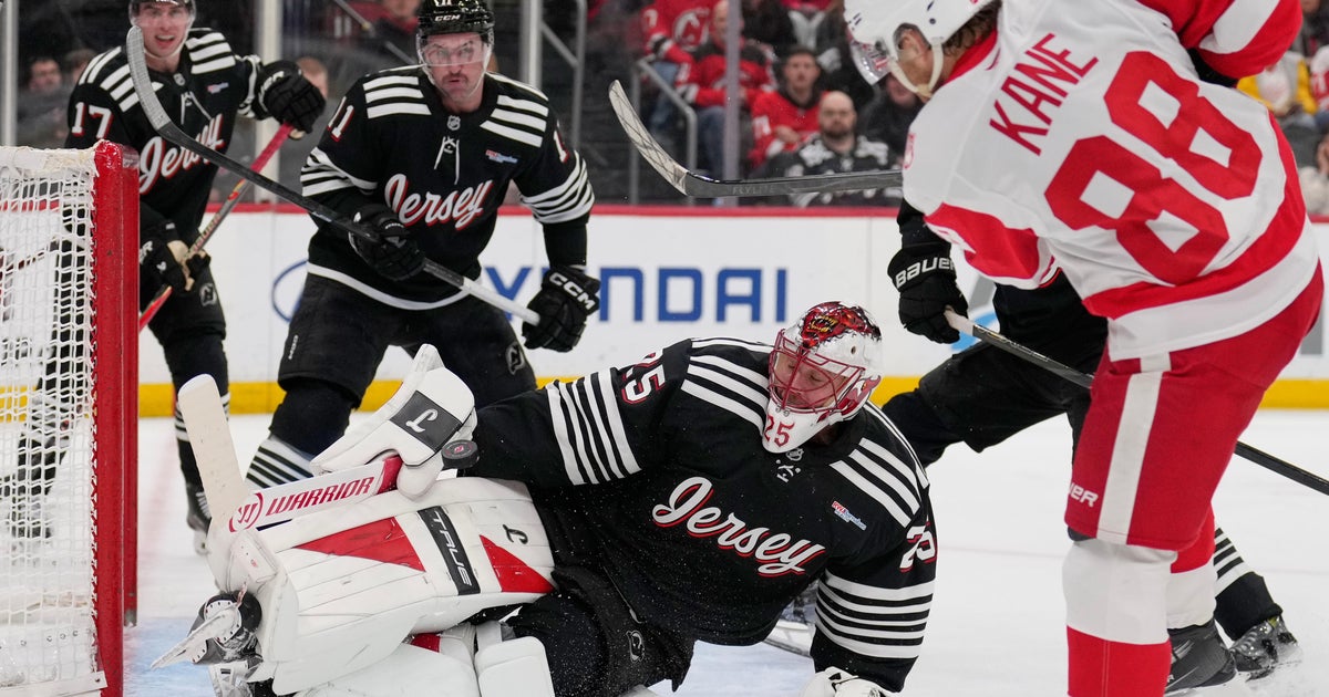 Devils snap losing streak with 4-3 win over Red Wings