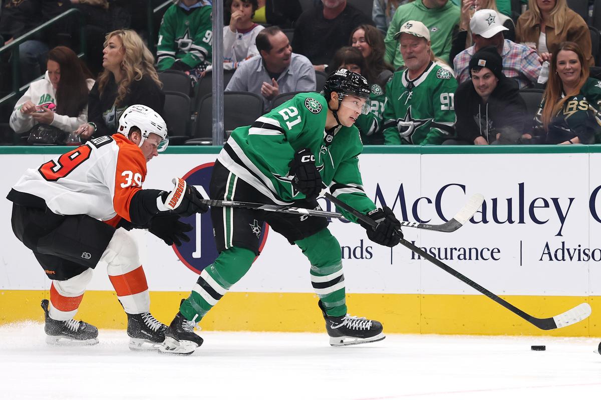 Robertson's Hat Trick Helps Stars Sink Flyers