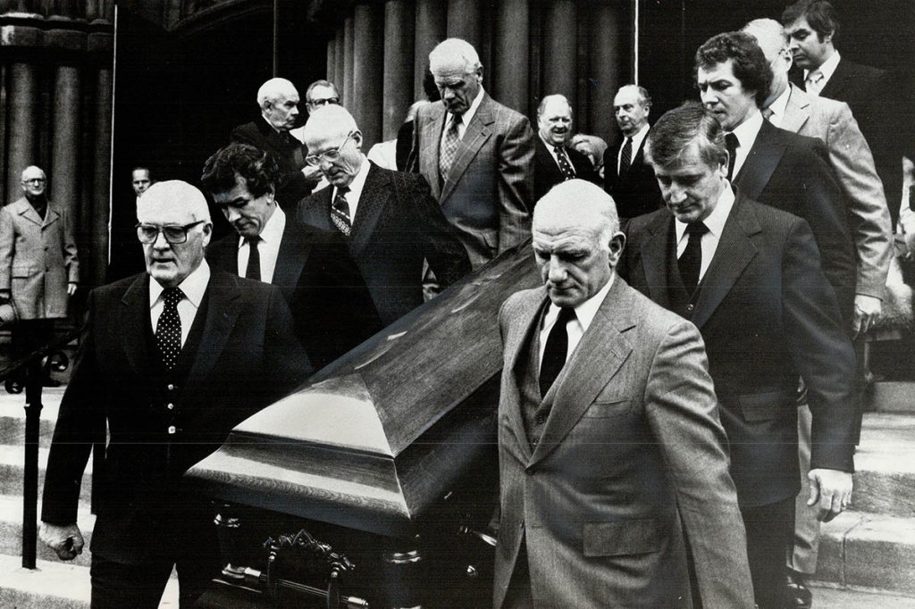 Leaf captains: Darryl Sittler and seven former team captains carry Conn Smythe's coffin down the ste CANADA - NOVEMBER 21: Leaf captains: Darryl Sittler and seven former team captains carry Conn Smythe's coffin down the steps of St. Paul's. On the left; front to back; are: Bob Davidson; Dave Keon; Jim Thomson and Syl Apps. On right: Ted Kennedy; Sid Smith; Sittler and Hap Day (hidden). (Photo by Ron Bull/Toronto Star via Getty Images)