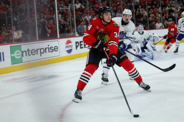Chicago Blackhawks center Colton Dach (34) handles the puck during the first period against the Toronto Maple Leafs at the United Center Saturday Nov. 15, 2025 in Chicago. (Armando L. Sanchez/Chicago Tribune)