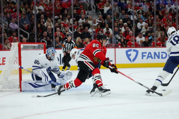 Chicago Blackhawks center Teuvo Teravainen (86) reaches for the puck near Toronto Maple Leafs center Steven Lorentz (18) during the first period at the United Center Saturday Nov. 15, 2025 in Chicago. (Armando L. Sanchez/Chicago Tribune)