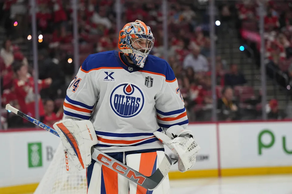 Edmonton Oilers goaltender Stuart Skinner (74) awaits the start of play.Jim Rassol-Imagn Images