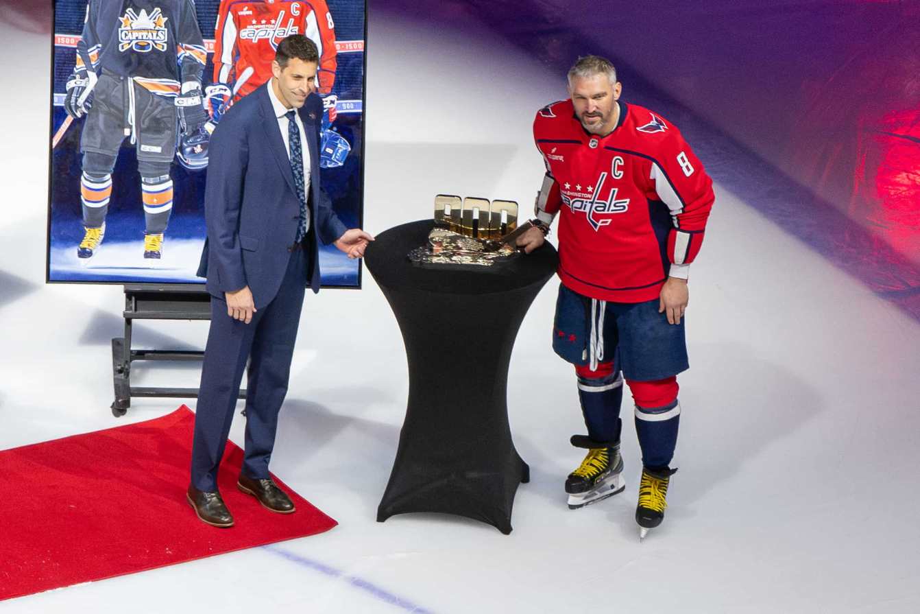 Alex Ovechkin bronze gift for 900 goals