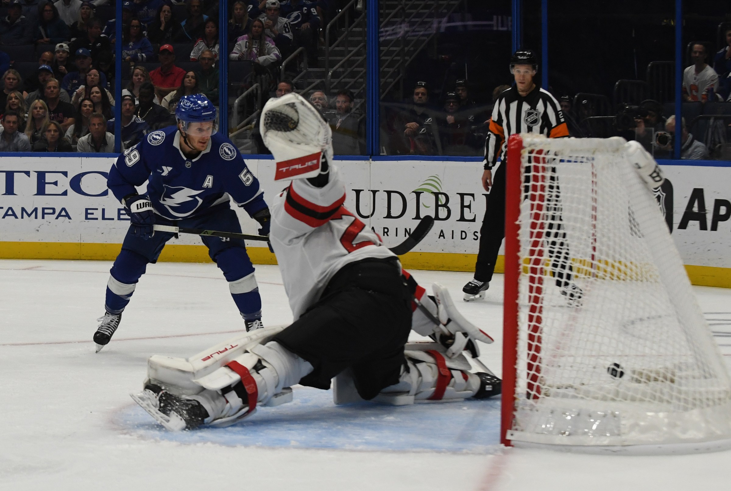 TAMPA, FLORIDA - NOVEMBER 18: Jake Guentzel #59 of the Tampa Bay Lightning scores a second period goal against the New Jersey Devils at Benchmark International Arena on November 18, 2025 in Tampa, Florida. (Photo by Mark Taylor/Getty Images)