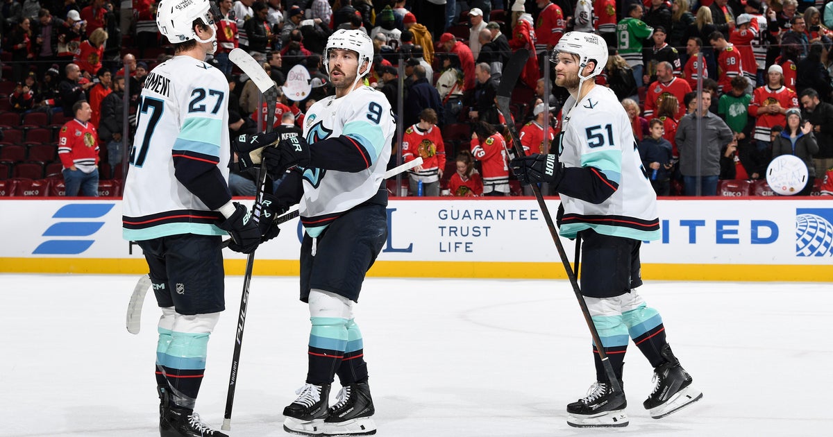 Schwartz caps Kraken's three-goal third period in 3-2 win over Blackhawks