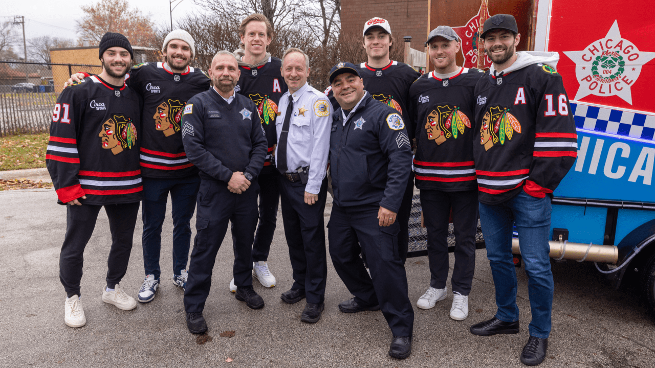 NEWS: Blackhawks Holiday Visit to Chicago Police Station