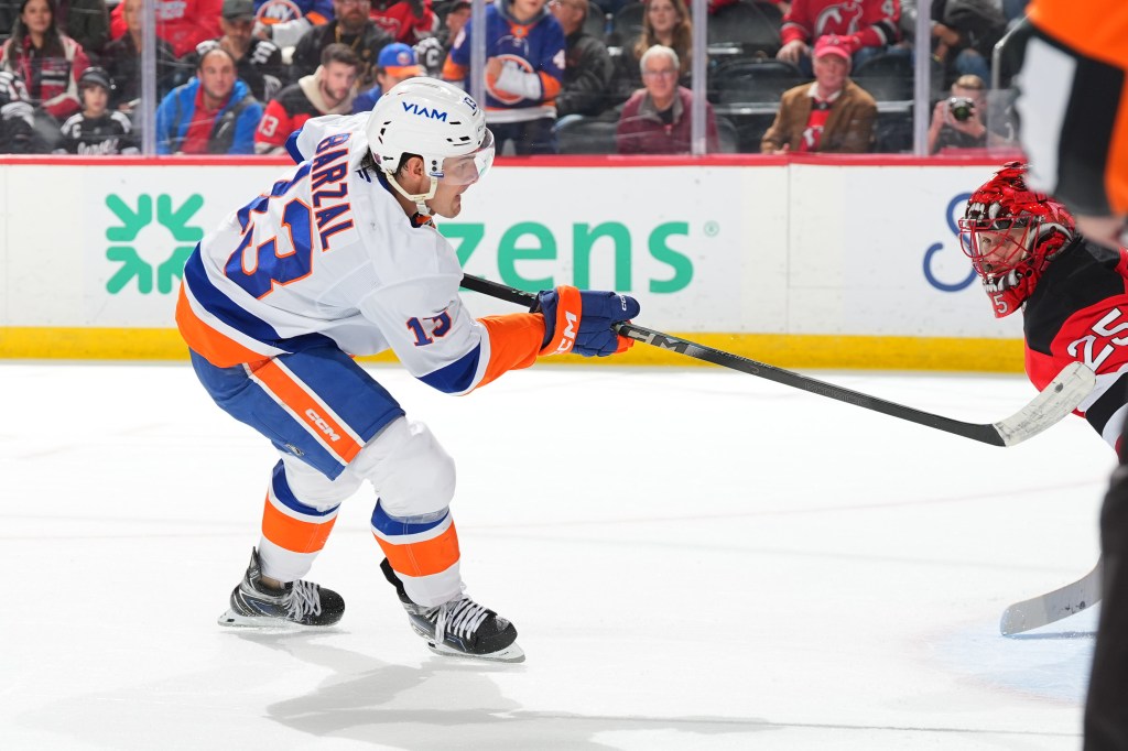 Mathew Barzal scoring against the New Jersey Devils.