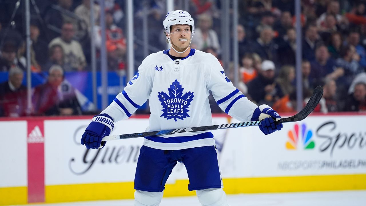 Maple Leafs' McCabe exits vs. Canadiens with upper-body injury