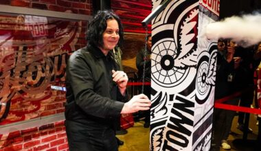 Rock & Roll Hall of Fame inductee White shows up at Red Wings game