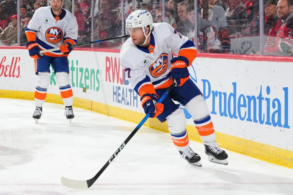 Islanders defenseman pays tribute to Post's Larry Brooks