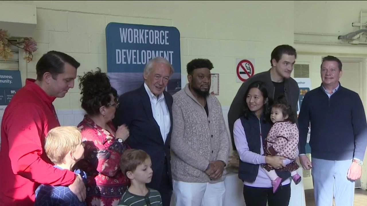 Local leaders, Bruins players serve thousands of Thanksgiving meals at Pine Street Inn - Boston News, Weather, Sports