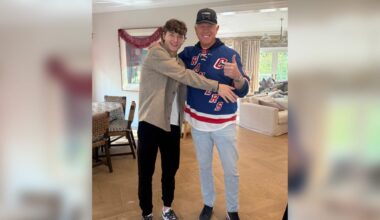 Schaefer jokingly mocks Boomer Esiason for wearing Rangers jersey