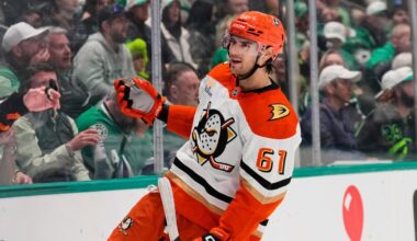 Ducks go on scoring spree to beat Stars for fifth consecutive win