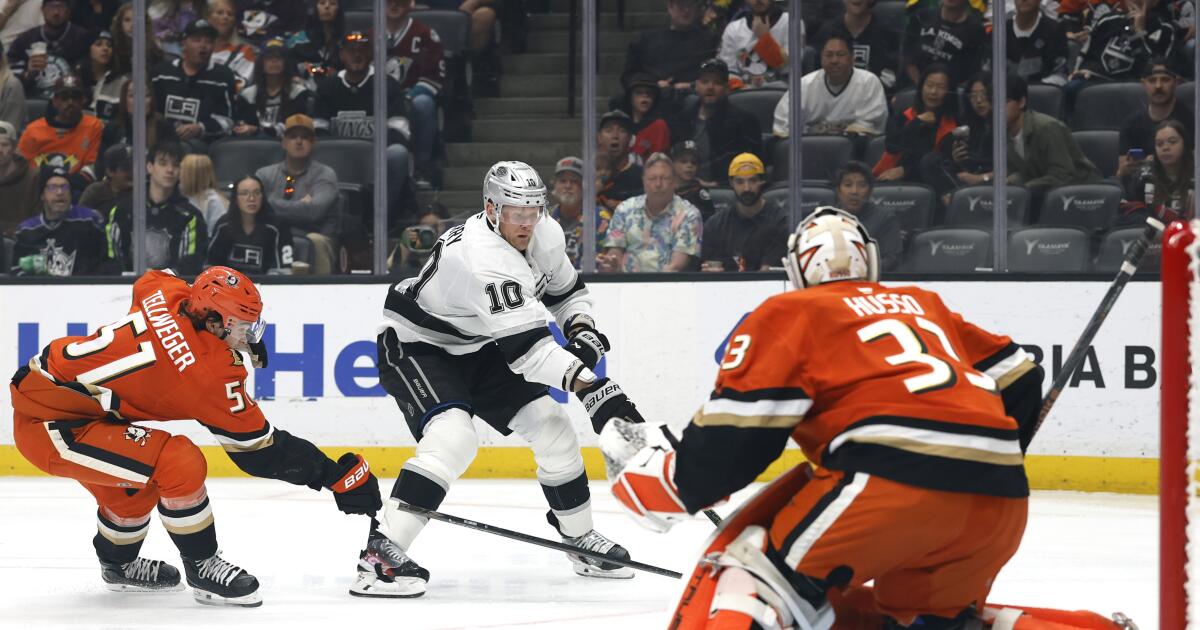 Former Duck Corey Perry boosts Kings, but they fall in Freeway Faceoff