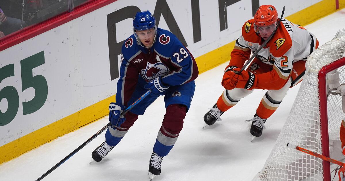 Ducks' seven-game winning streak comes to an end against Avalanche
