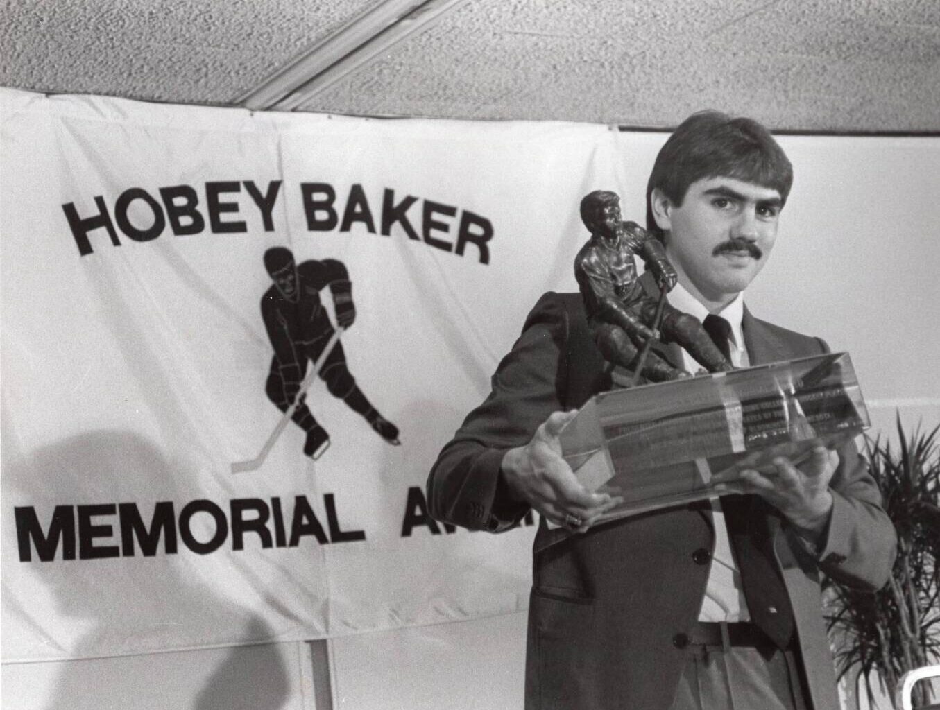 Bulldogs' Watson puts 1985 Hobey Baker Award up for auction - Duluth News Tribune