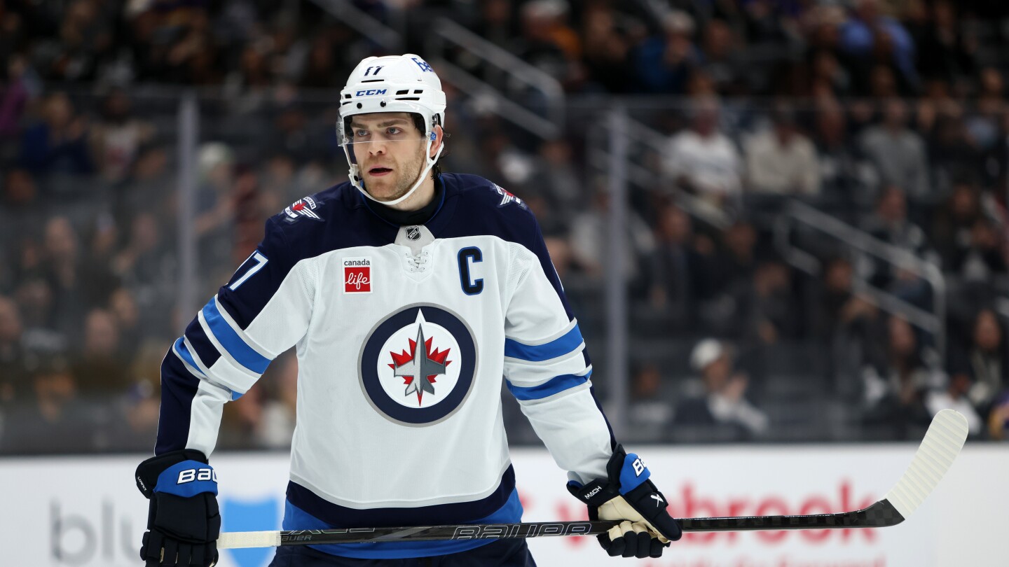 Jets sign captain Adam Lowry to a five-year, $25 million contract extension