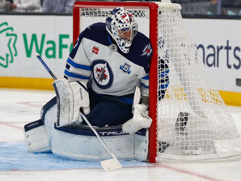 Hellebuyck to undergo minor knee procedure, out 4-6 weeks