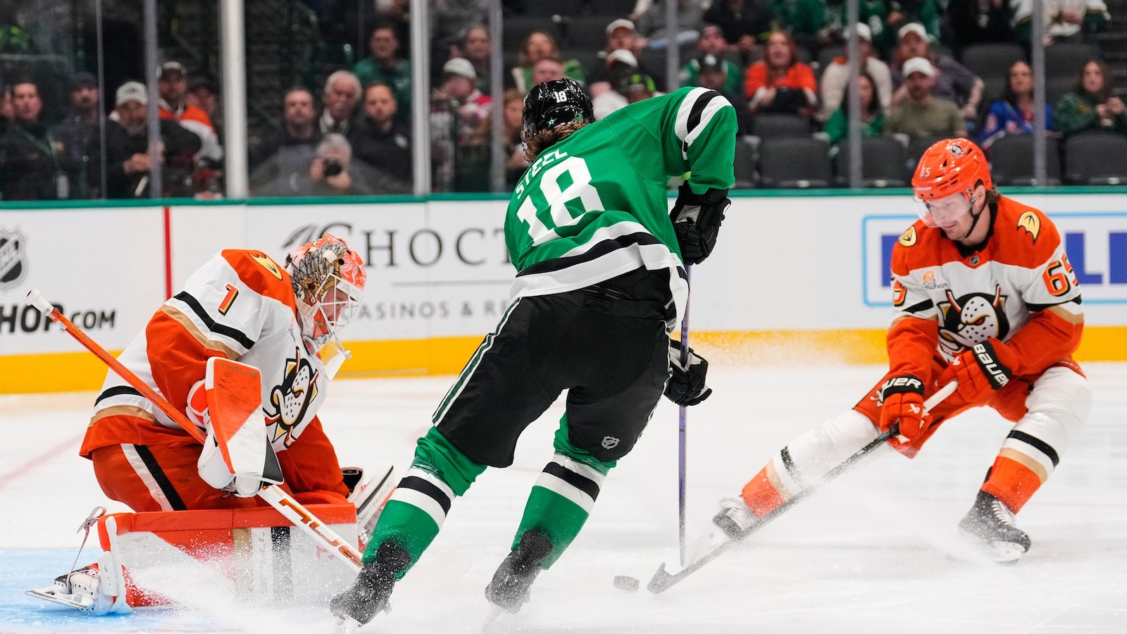 Carlsson's short-handed goal in 3rd period helps Ducks rally to beat Stars 7-5