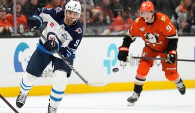 Sennecke, Carlsson each score twice in surging Ducks' 7th straight win, 4-1 over Jets