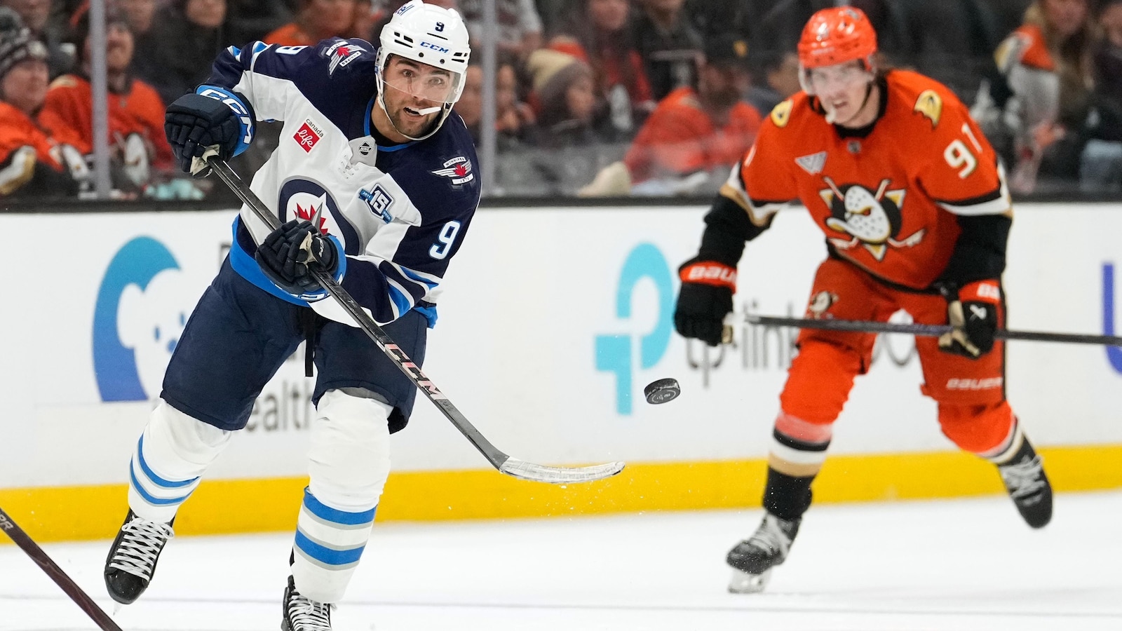 Sennecke, Carlsson each score twice in surging Ducks' 7th straight win, 4-1 over Jets