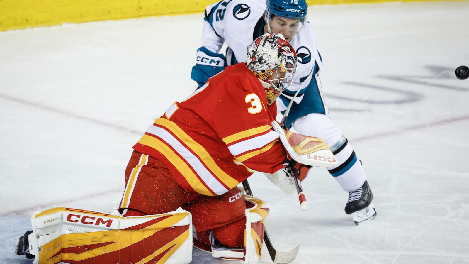 Wolf makes 16 saves for his 1st shutout of the season in Flames' 2-0 win over Sharks