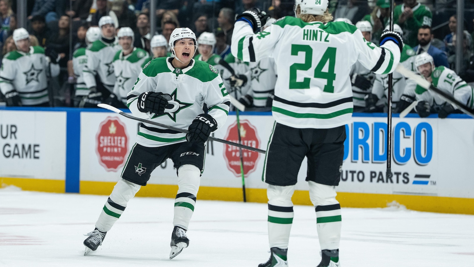 Stars rebound from loss to beat Canucks 4-2 for 6th win in 7 games