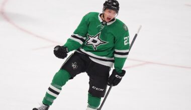 Robertson's natural hat trick leads Stars past Flyers 5-1