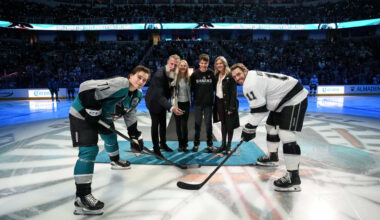Thornton performs puck drop before Sharks game to celebrate Hall of Fame induction