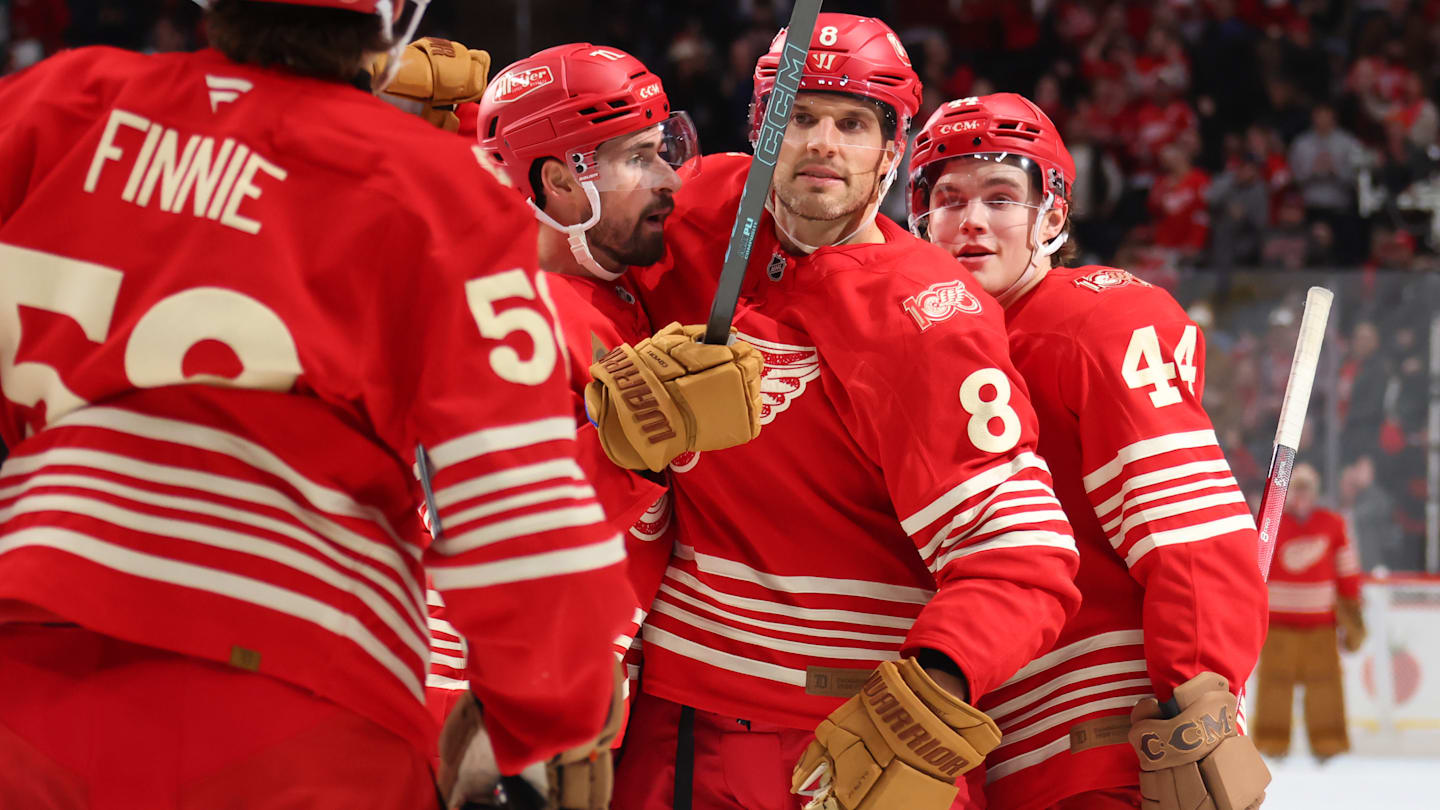 Boston Bruins v Detroit Red Wings