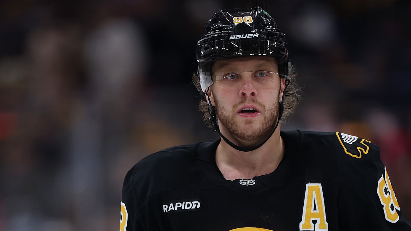 Carolina Hurricanes v Boston Bruins