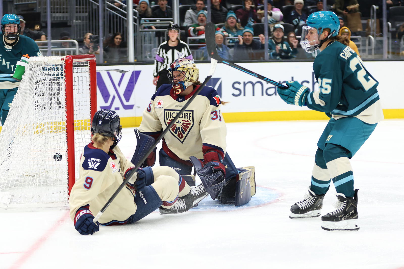 December 23, 2025: Alex Carpenter Evens The Score In the Second Period photo by Candace Kludt | The Hockey News