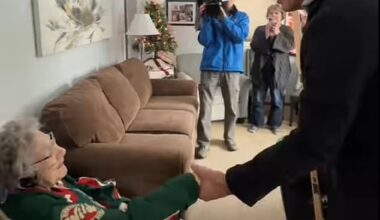 108-year-old Minnesota hockey fan Dorothy Heckmann got a surprise visit from Mike Modano