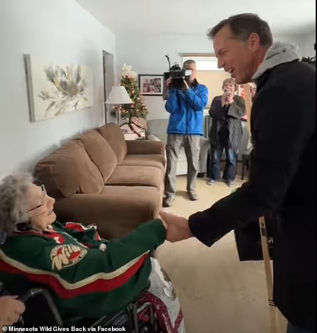 108-year-old Minnesota hockey fan Dorothy Heckmann got a surprise visit from Mike Modano