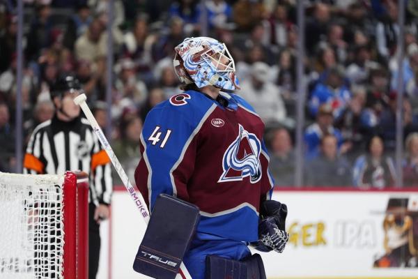 Avalanche G Scott Wedgewood exits vs. Canucks with upper-body injury