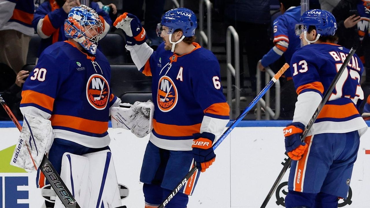 Islanders' Sorokin makes 29 saves, helps snap three-game losing skid